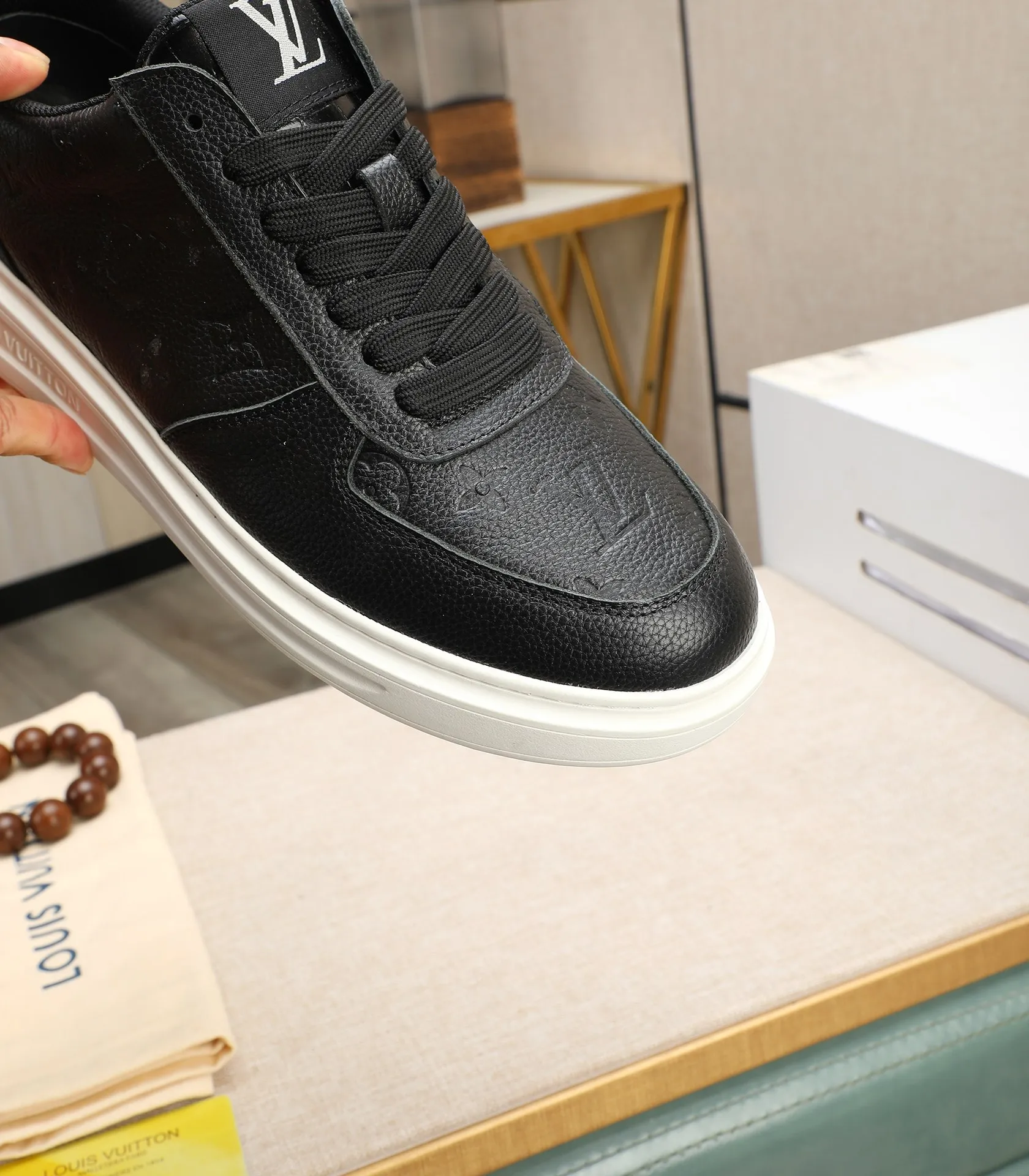 Men's shoes 💰540 💰(Niuli: full package) louis vuitton (Louis Vuitton/lv) top 🔍🔍 new models are on sale at the same time at the counter. The upper 🇮🇹 is imported from Italy, first-layer cowhide, and the lining is fully imported cowhide. 💪💪, completely 1⃣️ to 1 ⃣️Re-engraved🇮🇹💪💪, ⚠Sole: The original sole is specially provided by the original factory, the exclusive movable molded sole is super comfortable, ⚠The original factory follows the order, 🔍🔍high quality, you can enter and exit the counter at will, welcome to compare⚠. Code number:38-44